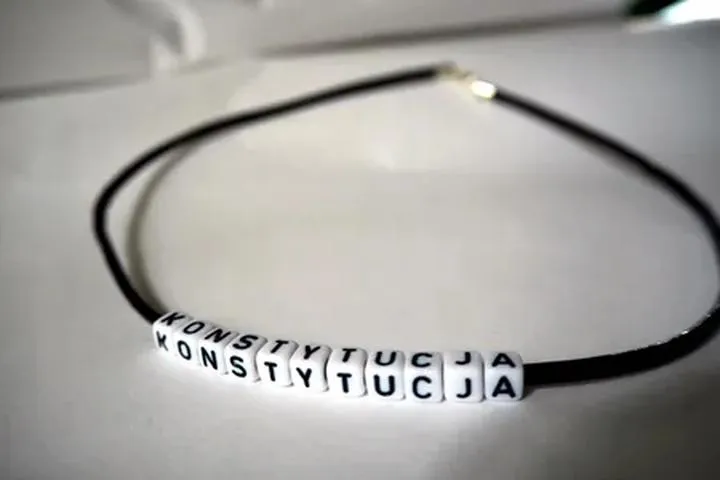 Gdzie znaleźć wyjątkowy naszyjnik z napisem konstytucja? Sprawdź nasze propozycje!