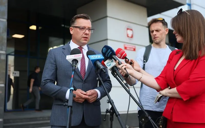 Strategia pozostawania w cieniu polityki