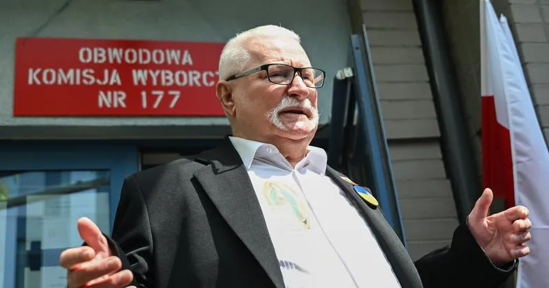 Symboliczne zaprzysiężenie i insygnia władzy